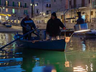 Caricato tutto il necessario sulla barca, Lello e Giuseppe sono pronti ad andare in mare. Noi saliamo su un altro gozzo di propriet� di Carlo, un giovane pescatore e seguiamo quello su cui i due lupi di mare si sono avviati